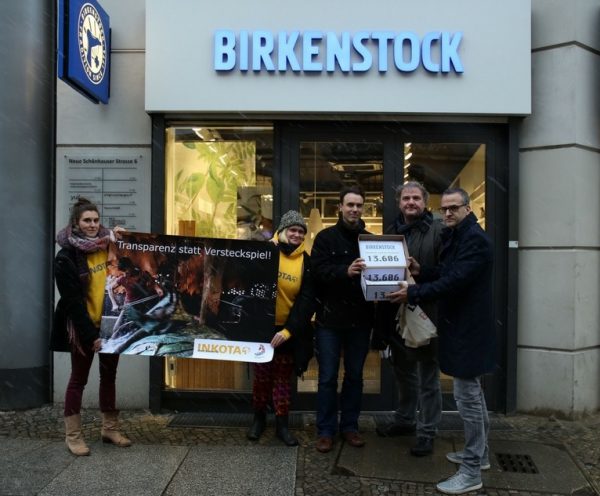 Transparenz statt Versteckspiel - Unterschriftenübergabe, Birkenstock Berlin