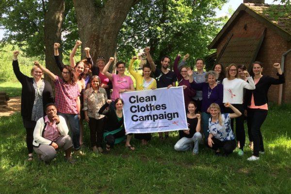 Gruppenfoto FairCademy 2. Runde für Schulungsreihe FairCademy zu "Mode und Menschenrechte" Kampagne für Saubere Kleidung | Clean Clothes Campaign Germany