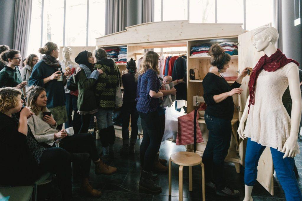 Ausstellungseröffnung3 Tuchfühlung - Vom Reinwaschen und Schönfärben Kampagne für Saubere Kleidung | Clean Clothes Campaign Germany