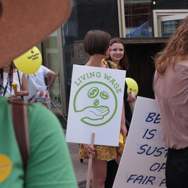 FairFashionMove Menschenrechte und Nachhaltigkeit sind mehr wert als Fast Fashion und Style 5 #FairFashionMove: Demo für Menschenrechte und Nachhaltigkeit Kampagne für Saubere Kleidung | Clean Clothes Campaign Germany