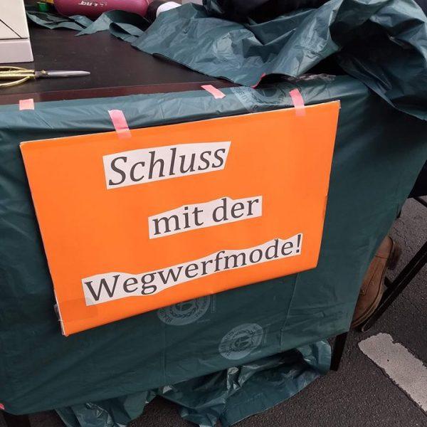 Schluss mit der Wegwerfmode Fast Fashion ist untragbar.5 Aktion zur Primark-Eröffnung: Schluss mit der Wegwerfmode! Kampagne für Saubere Kleidung | Clean Clothes Campaign Germany