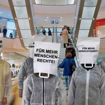 Gro CCC Aktion Collage3 Kopie small Presseeinladung zur Protestaktionen - Aktivist*innen fordern von der Bundesregierung ein Lieferkettengesetz Kampagne für Saubere Kleidung | Clean Clothes Campaign Germany