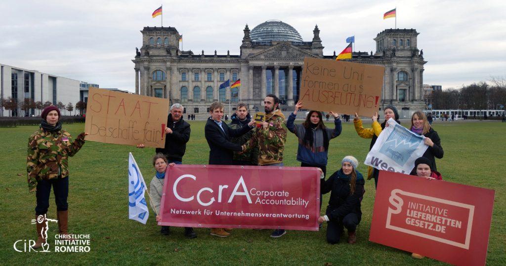 Uebergabe Petition Goldener Ausbeuter Bundeswehr Kleidung CIR 2020 01 twitter facebook2 Bundesregierung erhält “Goldenen Ausbeuter” Kampagne für Saubere Kleidung | Clean Clothes Campaign Germany