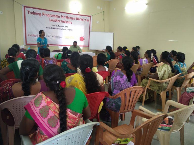 Cividep klaert Fabrikarbeiterinnen in Tamil Nadu über ihre Rechte auf Reisebericht: Aus dem Leben von Schuh- und Lederarbeiter*innen in Indien Kampagne für Saubere Kleidung | Clean Clothes Campaign Germany