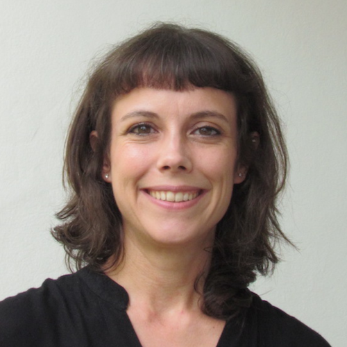 Portraitfoto einer Frau vor grauer Wand
