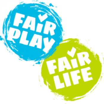 Ein blauer Kreis mit Aufschrift "Fair Play" steht über einem grünen Kreis mit Aufschrift "Fair Life"