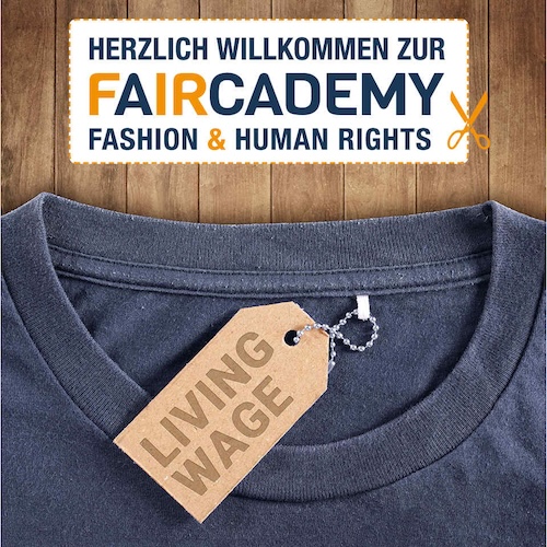 Ein T-Shirt mit Etikett, auf dem "Living Wage" steht.