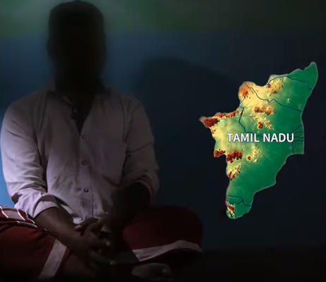 Ein Mann sitzt im Schatten, sein Gesicht ist nicht erkennbar. Rechts sieht man eine Karte des indischen Bundesstaates Tamil Nadu