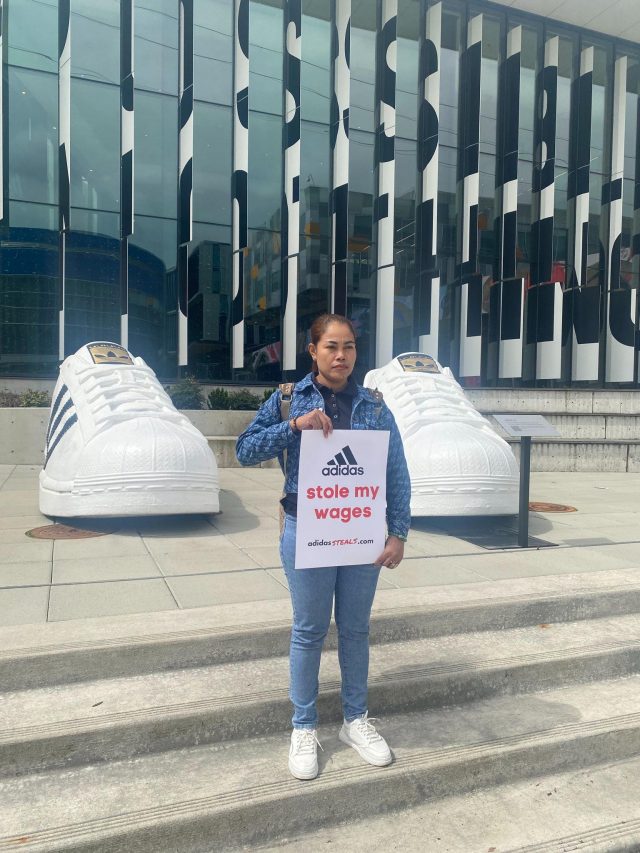 Chhorpesal Chhom, eine ehemalige Arbeiterin von Hulu Garments, protestiert vor dem US-Headquarter von Adidas in Portland für ihre und die Rechte ihrer Kolleg*innen auf Abfindung, Mai 2023. Copyright: Clean Clothes Campaign