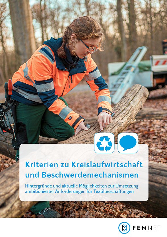 Eine Frau kniet im Wald vor einem liegenden Baumstamm.