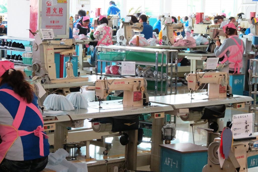 Foto Fabrikhalle in Fujian Fritz Hofmann Suedwind Sorgfaltspflichten in China: Textilien aus der "Werkbank der Welt" Kampagne für Saubere Kleidung | Clean Clothes Campaign Germany