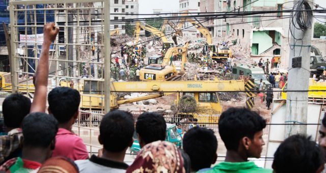 Ein Bild vom eingestürzten Fabrikgebäude Rana Plaza - Foto von Pieter van de Boogert