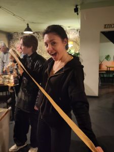"Ein Wochenende voller Erkenntnisse, Gemeinschaft und Aktivismus" - Lena berichtet über ihr erstes Aktionstreffen 2 Eine junge Frau lacht in die Kamera.