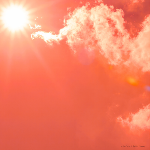 Sonne vor rotem Himmel
