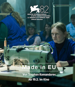 Filmplakat: Eine Frau sitzt hinter einer Nähmaschine