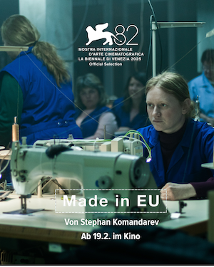 Filmplakat: Eine Frau sitzt hinter einer Nähmaschine