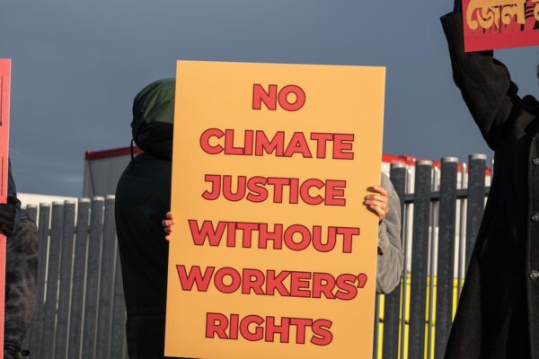 No Climate Justice Without Workers Rights c Savannah van den Roovaart copy Dieses Modesystem ist untragbar - Ein Textilgesetz muss Ausbeutung und Umweltzerstörung durch die Textilindustrie stoppen Kampagne für Saubere Kleidung | Clean Clothes Campaign Germany