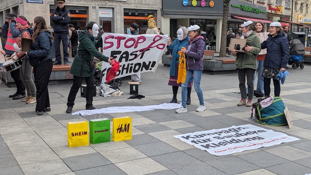Ein Netzwerk, das Mut macht 11 Demonstration auf der Straße