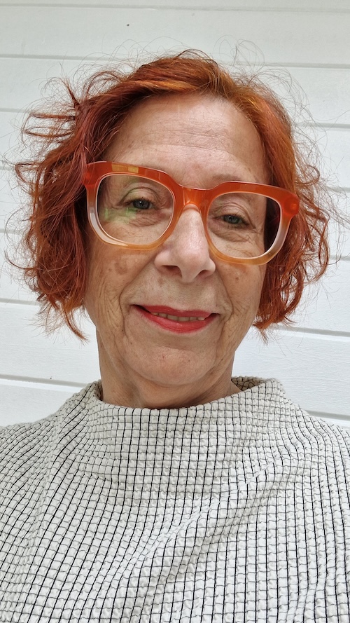 Ein Netzwerk, das Mut macht 2 Eine Frau mit roter Brille