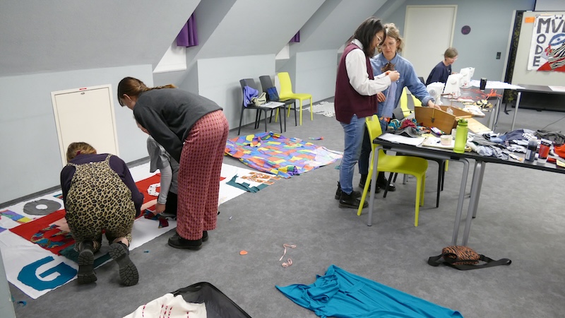 Ein Netzwerk, das Mut macht 7 Menschen nähen