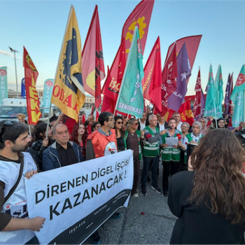 Gericht bestätigt: Türkische Gewerkschaft ist vertretungsbefugt 4 Demonstrant*innen mit vielen Fahnen und