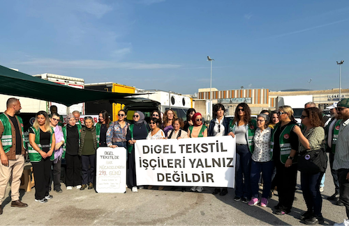 Gericht bestätigt: Türkische Gewerkschaft ist vertretungsbefugt 2 Eine große Gruppe Menschen mit einem Plakat in türkischer Sprache.