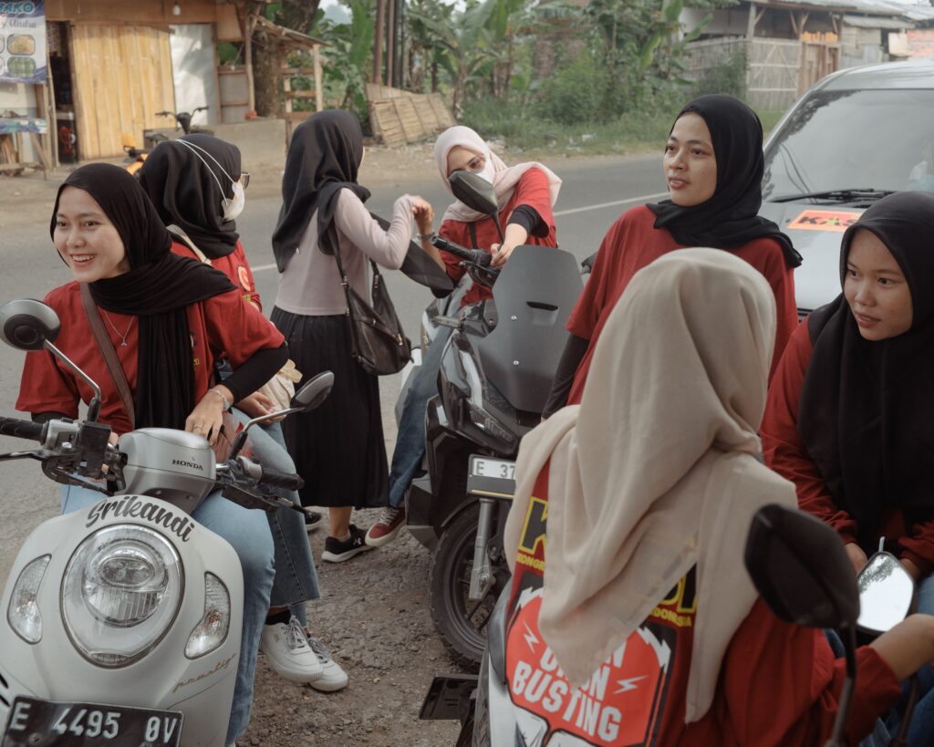 Indonesien: Zulieferer von On stellt entlassene Gewerkschafter*innen wieder ein 4 Eine Gruppe Frauen mit Kopftuch