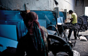 Von der Arbeitshose zum Fast-Fashion-Produkt: Denim-Produktion in der Türkei 2 Zwei Männer stehen in einer Werkhalle.